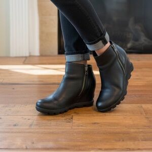 Sorel Women's Joan of Arctic Wedge III Leather Wedge Boots size 9.5